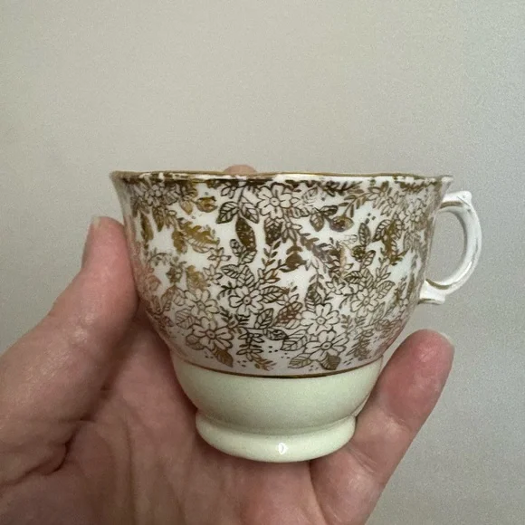 Elegant Colclough China Tea Set for 4 (8 pieces) - Picture 10 of 14